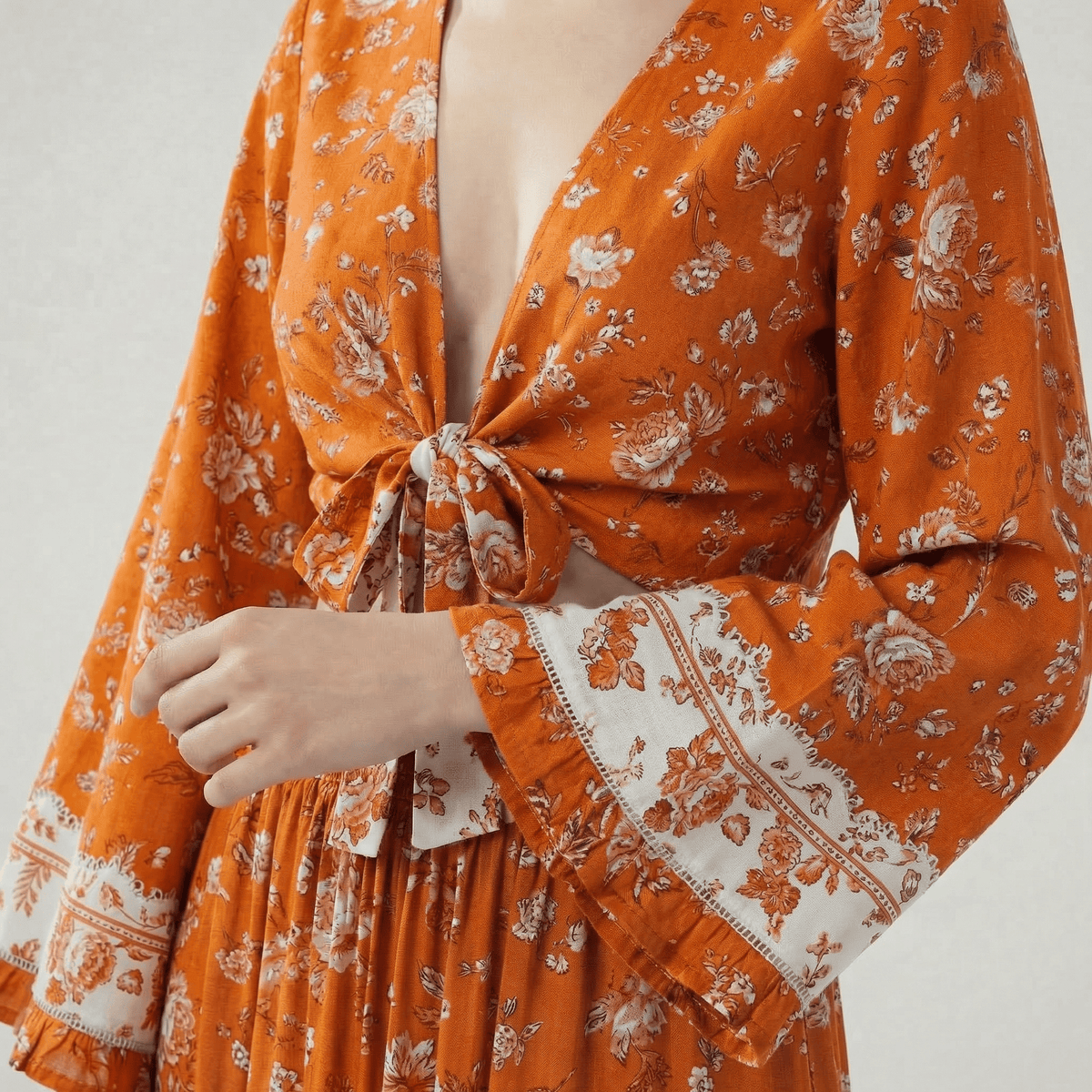Motif floral sur fond orange brûlé